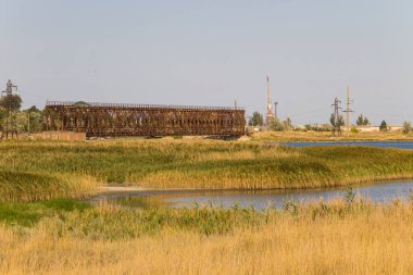 Ukrayna 'nın Genichesk kasabasında demir köprü.