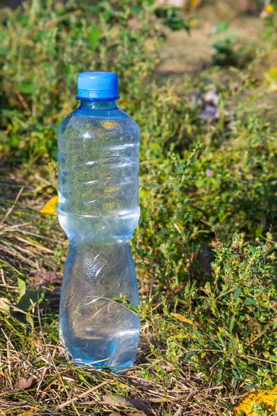 Plastikowa Butelka Wody Pitnej Ziemi Lesie — Zdjęcie stockowe