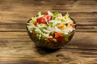 Taze sebze salatası, Çin lahanası, domates, biber ve soğanlı zeytin ya da ayçiçeği yağı. Sağlıklı yemek.