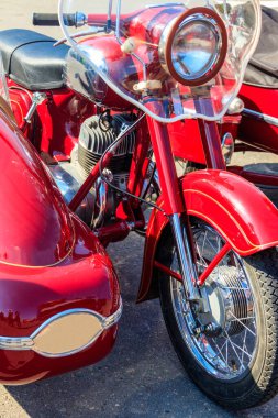 Retro tricar. Şehir caddesinde üç tekerlekli motosiklet