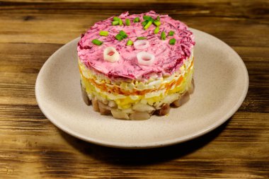 Geleneksel Rus salatası 