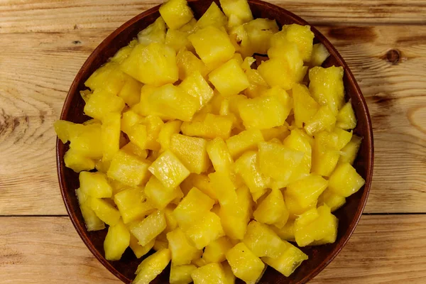 Tahta Masadaki Bir Tabakta Doğranmış Ananas Üst Görünüm — Stok fotoğraf