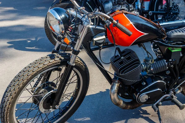 Primer Plano Motocicleta Estacionada Calle Ciudad —  Fotos de Stock