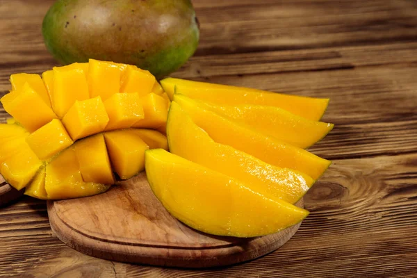 Owoce Świeże Mango Drewnianym Stole — Zdjęcie stockowe