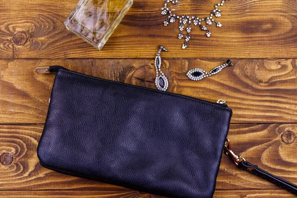 Damenaccessoires Auf Holzgrund Clutch Bag Eine Flasche Parfüm Halskette Und — Stockfoto