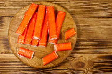 Tahtadaki tahta kesme tahtasındaki yengeç çubukları