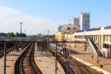Kharkiv, Ukrayna - 11 Mayıs 2018: Kharkiv, Ukrayna 'daki tren istasyonu. Doğu Ukrayna 'daki en önemli ulaşım merkezlerinden biridir.