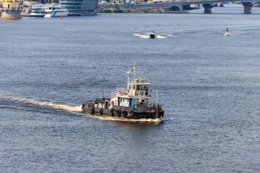 Ukrayna, Kiev 'deki Dinyeper Nehri' nde römorkör sürüyor.