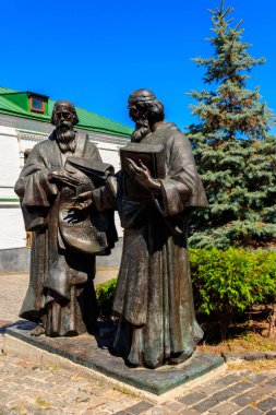 Kiev, Ukrayna - 24 Ağustos 2019: Kyiv Pechersk Lavra 'daki Aziz Kiril ve Methodius Anıtı (Kiev Mağara Manastırı), Ukrayna