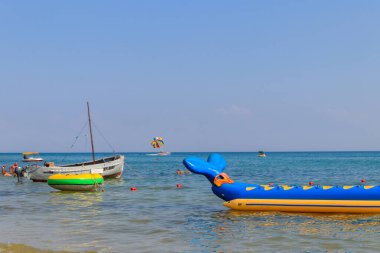 Lazurne, Ukrayna - 18 Temmuz 2020: Lazurne, Ukrayna 'da bilinmeyen insanlar Karadeniz' de eğleniyor