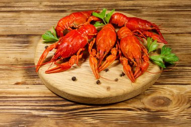Ahşap masada kaynamış kerevit.