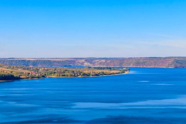 Sonbaharda Ukrayna 'daki Dinyester Nehri manzarası