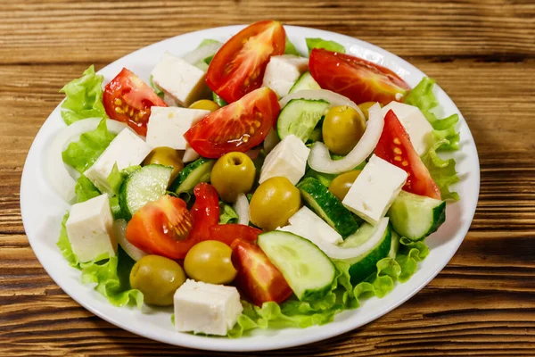 Salada Grega Com Legumes Frescos Queijo Feta Azeitonas Verdes Mesa — Fotografia de Stock