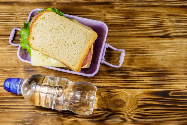 Scatola Pranzo Con Panini Bottiglia Acqua Tavolo Legno Vista Dall — Foto Stock