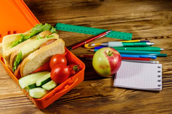 Tillbaka Till Skolkonceptet Skolmaterial Äppel Och Lunchlåda Med Smörgåsar Och — Stockfoto