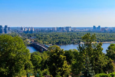 Metro köprüsünün hava görüntüsü ve Ukrayna Kiev 'deki Dinyeper nehri. Kyiv şehir manzarası
