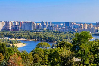 Ukrayna, Kiev 'deki Dinyeper Nehri' nin sol yakasının görüntüsü
