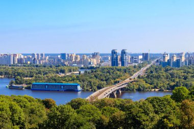 Ukrayna Kiev 'deki Metro Köprüsü ve Dinyeper Nehri' nin havadan görüntüsü. Kyiv şehir manzarası
