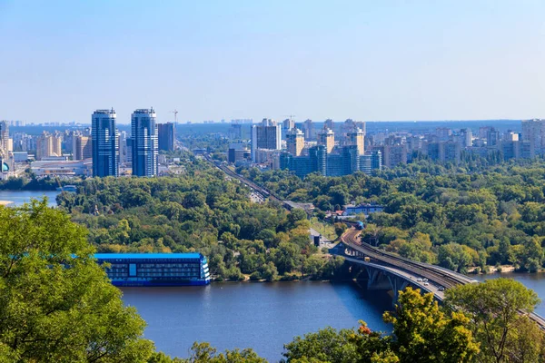 Ukrayna Kiev 'deki Metro Köprüsü ve Dinyeper Nehri' nin havadan görüntüsü. Kyiv şehir manzarası