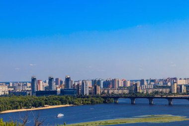 Paton köprüsü ve Ukrayna 'nın Kiev kentindeki Dinyeper nehrinin sol yakası görünüyor.