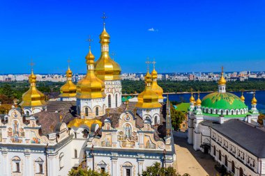 Kiev Pechersk Lavra (Mağara Kiev Manastırı) ve Ukrayna 'daki Dinyeper Nehri manzarası. Büyük Lavra Çan Kulesi 'nden görüntü