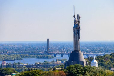 Ukrayna Kiev 'deki Anavatan Anıtı ve Dinyeper Nehri manzarası. Kiev şehir manzarası