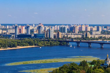Paton köprüsü ve Ukrayna 'nın Kiev kentindeki Dinyeper nehrinin sol yakası görünüyor.