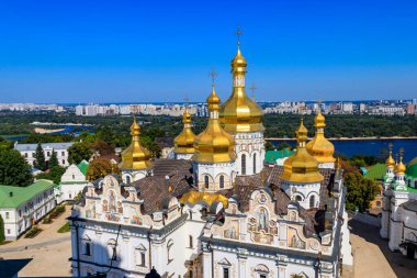 Ukrayna 'daki Kyiv Pechersk Lavra (Kiev Mağara Manastırı) ve Dinyeper Nehri' nin Dormition Katedrali manzarası. Büyük Lavra Çan Kulesi 'nden görüntü