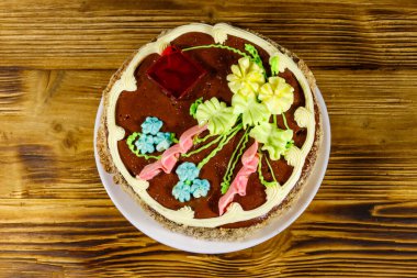 Kremalı, fındıklı ve ahşap masadaki kremalı Kiev pastası. Üst görünüm