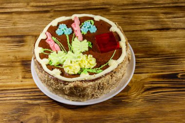 Kremalı, fındıklı ve ahşap masadaki kremalı Kiev keki