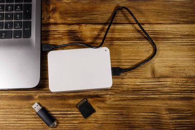 Harici HDD dizüstü bilgisayara, hafıza kartına ve USB flash diske bağlı. Üst Manzara. Veri depolama kavramı