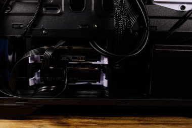 Sabit diskleri yüklenmiş yeni bilgisayar sistemi ünitesine yakın çekim. İçeriden masaüstü bilgisayarı