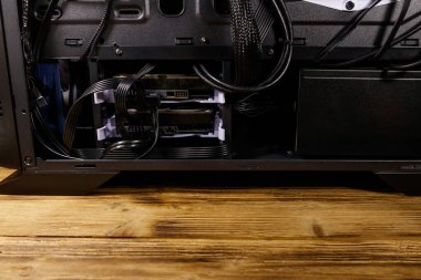 Sabit diskleri yüklenmiş yeni bilgisayar sistemi ünitesine yakın çekim. İçeriden masaüstü bilgisayarı