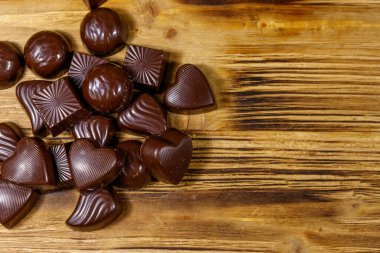 Tahta masada lezzetli çikolata şekerlemeleri. Üst görünüm, alanı kopyala