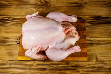 Tavuğu ahşap bir masada çiğ çiğ yedim. Üst görünüm