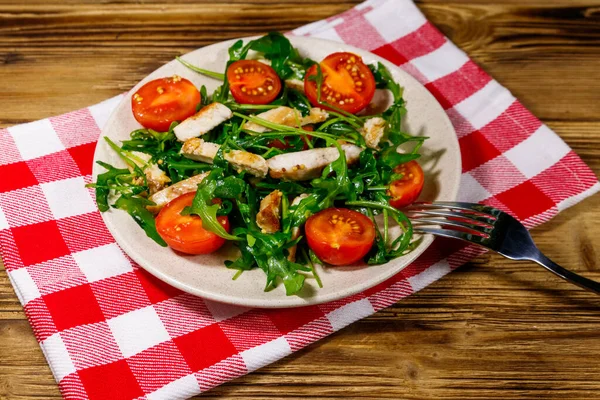 Leckerer Salat Aus Gebratener Hühnerbrust Frischem Rucola Und Kirschtomaten Auf — Stockfoto