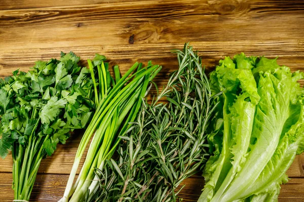 Frische Petersilie Salatblätter Grüne Zwiebeln Und Rosmarinkräuter Auf Holztisch — Stockfoto