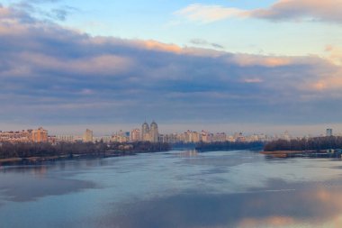Ukrayna 'nın Kiev kentindeki Dinyeper nehrinin Obolon setinin manzarası