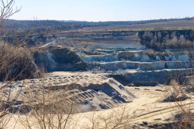 Granit ocağının manzarası. Madencilik endüstrisi