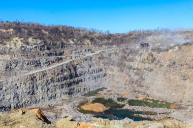 Granit ocağı manzarası. Taş ocağından yeraltı suyu pompalıyorum.