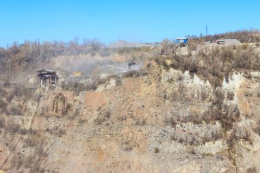 Granit ocağı manzarası. Taş ocağından yeraltı suyu pompalıyorum.
