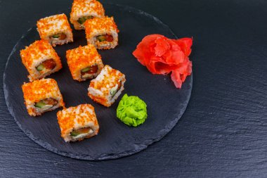 Suşi Philadelphia 'yı siyah bir levhada yuvarlıyor