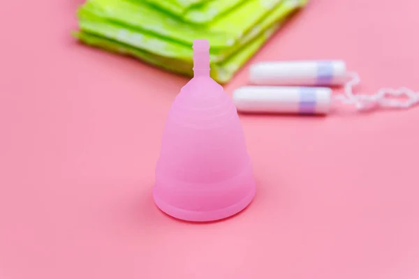 Almofada Sanitária Tampões Xícara Menstrual Fundo Rosa Conceito Dias Críticos — Fotografia de Stock