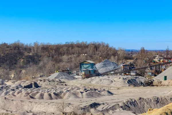 Steinbrechmaschine Zerkleinerungsmaschine Förderung Von Zerkleinertem Granitkies Einem Granitbruch Aufbereitungsanlage Für — Stockfoto