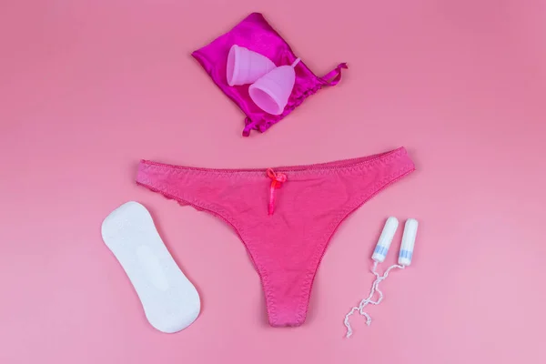Damenhöschen Mit Menstruationstassen Damenbinden Und Tampons Auf Pastellrosa Hintergrund Ansicht — Stockfoto