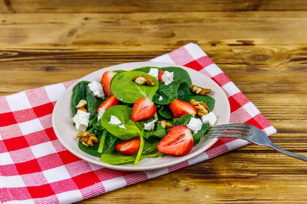 Frischer Gesunder Salat Mit Erdbeere Spinat Walnüssen Und Feta Käse — Stockfoto