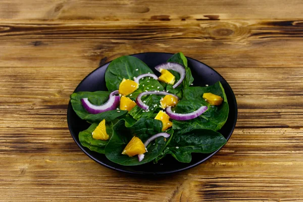 Lekkere Salade Met Spinazie Sinaasappel Rode Sesamzaad Houten Tafel Gezond — Stockfoto