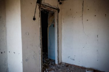 Terk edilmiş eski dairenin içinde.