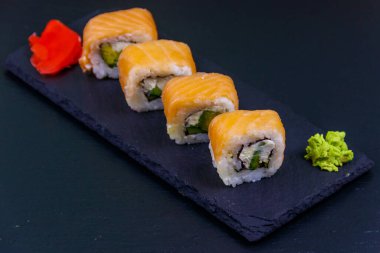 Suşi Philadelphia 'yı siyah bir levhada yuvarlıyor
