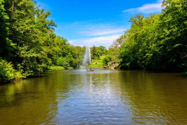 Uman, Ukrayna 'daki Sofiyivka Parkı' nda Yılan Çeşmesi ile bir göl manzarası